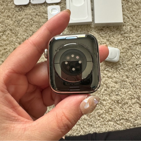 VGUC Apple Watch Series 6 44mm Silver Stainless Model with White Sport Band - Picture 6 of 16